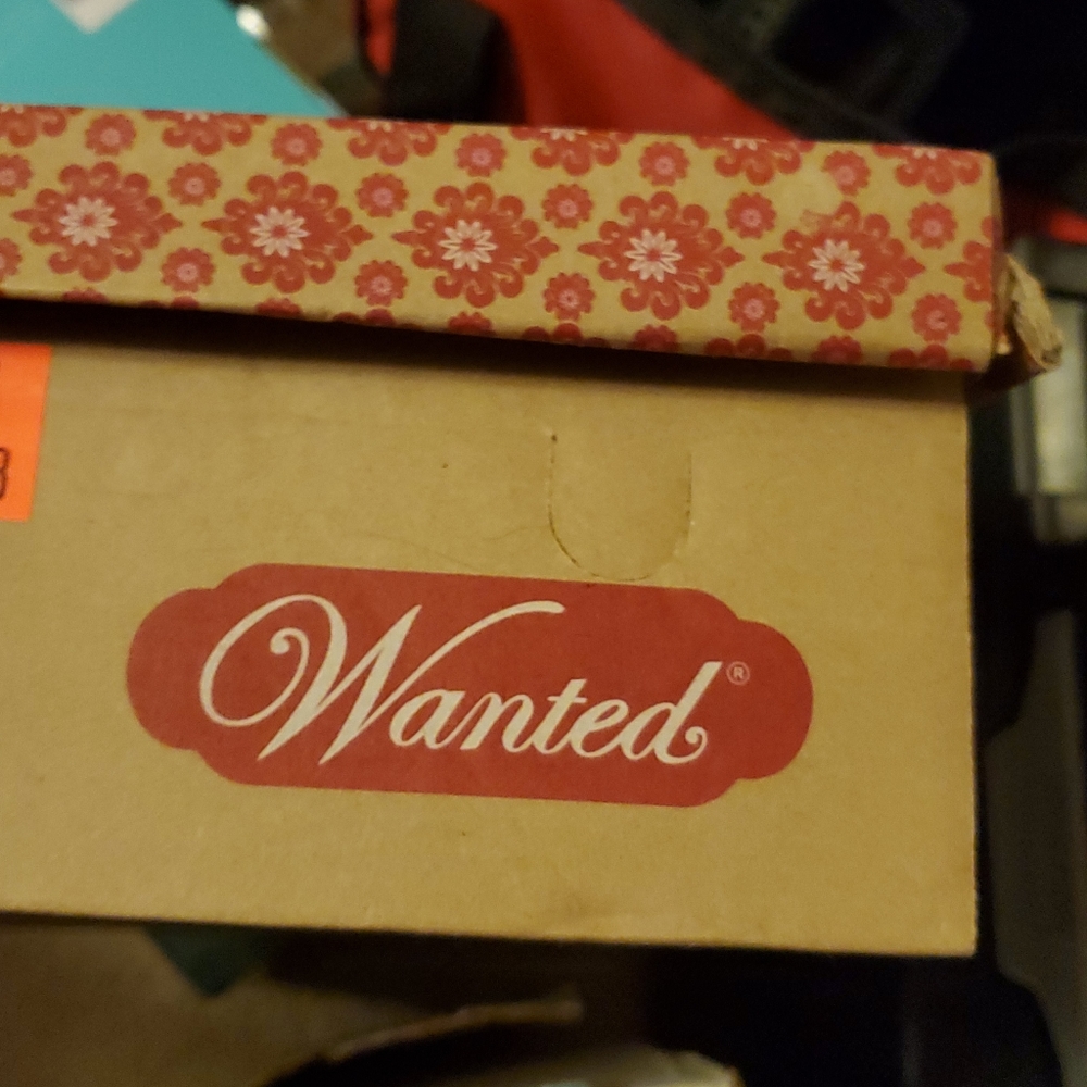 Womens size 8  boots. Look like leather but at the tops it's flaking off.